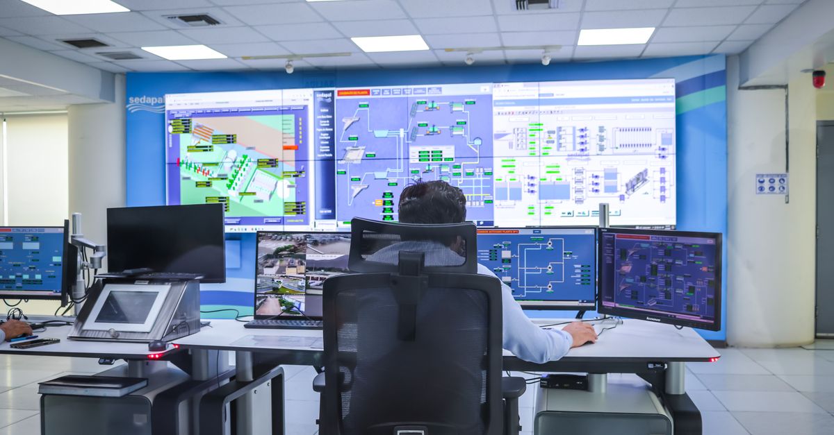 Operator in a modern control room managing technological systems in El Agustino, Lima.